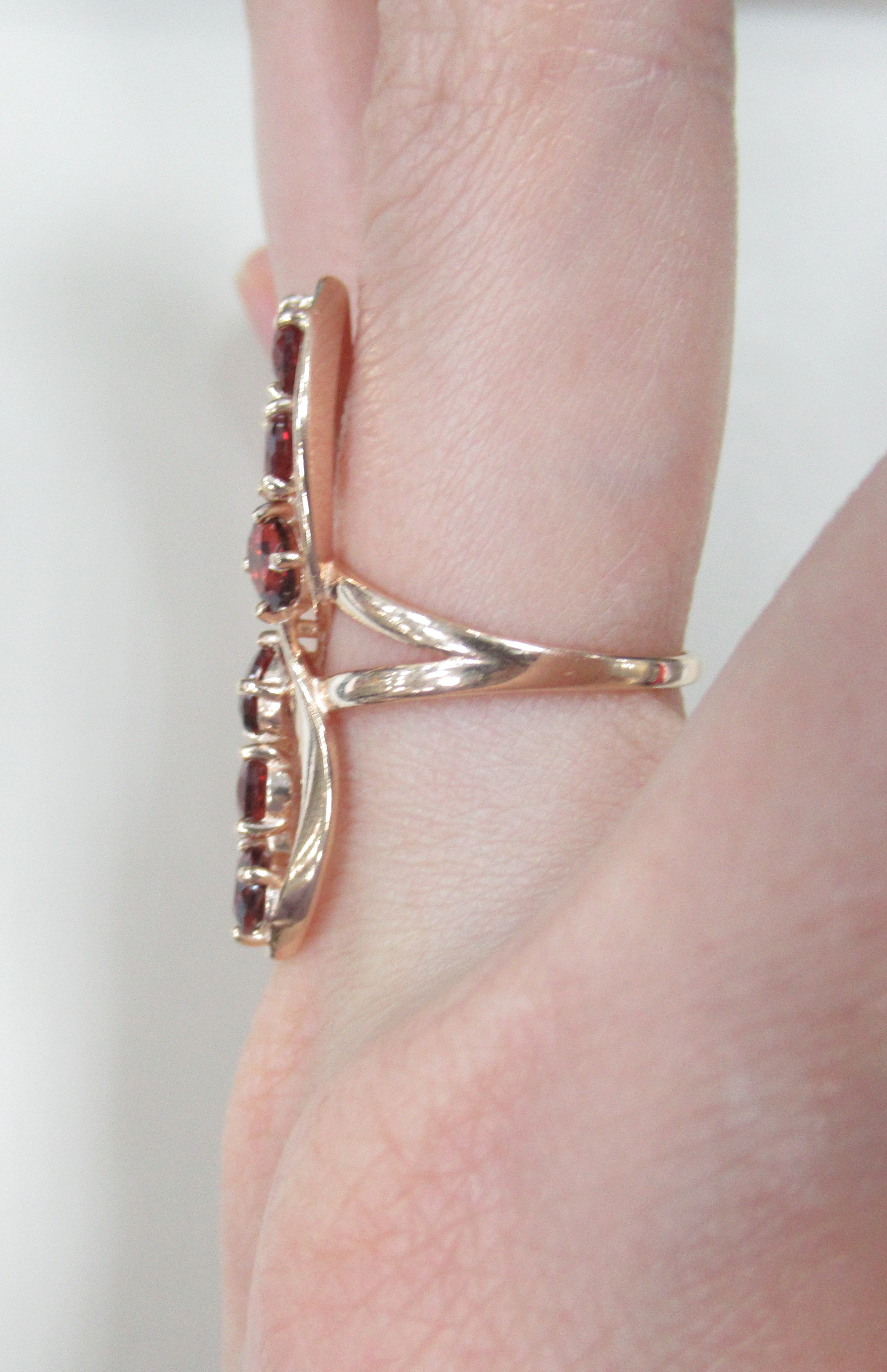 Серебряное кольцо с гранатами